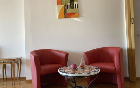 App. Paradiso: Mobilia, Proprietà, Sedia, Tavolo, Comfort, Legna, Costruzione, Interior Design, Pavimentazione, Pavimento