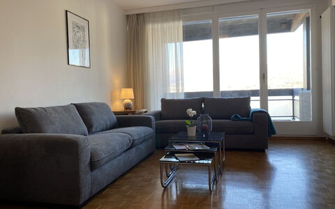 App. Paradiso: Mobilia, Divano, Proprietà, Comfort, Costruzione, Legna, Interior Design, Finestra, Divano Letto, Pavimentazione