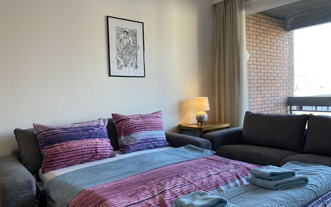 App. Paradiso: Mobilia, Proprietà, Comfort, Azzurro, Legna, Cornice, Cuscino, Interior Design, Tessile, Illuminazione