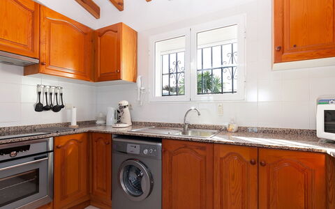 Stella: Marrone, Cabinetry, Controsoffitto, Proprietà, Lavello, Lavandino Della Cucina, Bianca, Rubinetto, Cucina Stufa, Legna