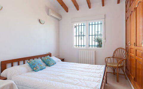 Stella: Mobilia, Proprietà, Finestra, Comfort, Azzurro, Legna, Interior Design, Illuminazione, Pavimento