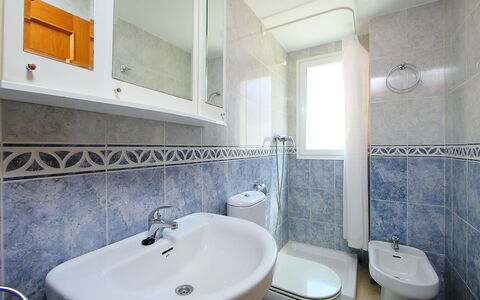 Gemelos: Specchio, Rubinetto, Idraulico Fixture, Lavandino Del Bagno, Lavello, Proprietà, Viola, Bagno, Interior Design, Costruzione