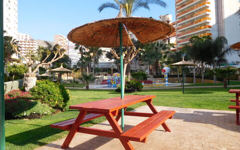 Gemelos: Pianta, Costruzione, Cielo, Mobilia, Albero, Shade, Tavolo, Rettangolo, Mobili Da Esterno, Arecales