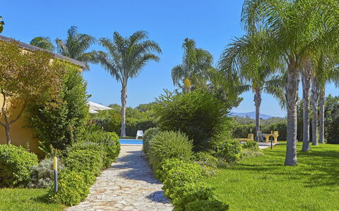 Bel Villa: Vegetazione, Albero, Verde, Proprietà, Giorno, Giardino, Immobiliare, Cielo, Giardino Botanico, Botanica