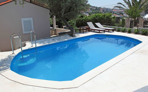 Vinka: Acqua, Proprietà, Piscina, Costruzione, Azzurro, Pianta, Shade, Rettangolo, Albero, Mobili Da Esterno
