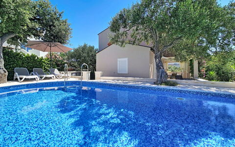 Vinka: Blu, Piscina, Mobili Da Esterno, Ricorrere, Shade, Estate, Tempo Libero, Landscaping, Sedia, Hotel