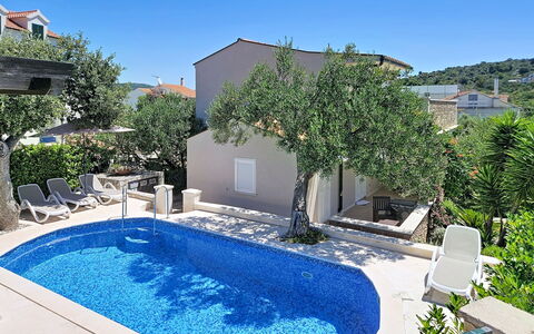 Vinka: Piscina, Zona Residenziale, Ricorrere, Mobili Da Esterno, Casa, Materiale Composito, Estate, Eco Hotel, Shade, Villa