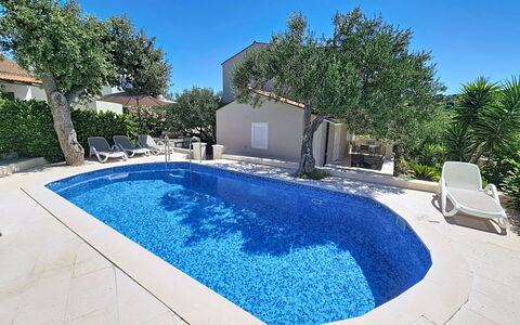 Vinka: Blu, Piscina, Materiale Composito, Calcestruzzo, Shade, Ricorrere, Landscaping, Giochi D'Acqua, Villa, Backyard