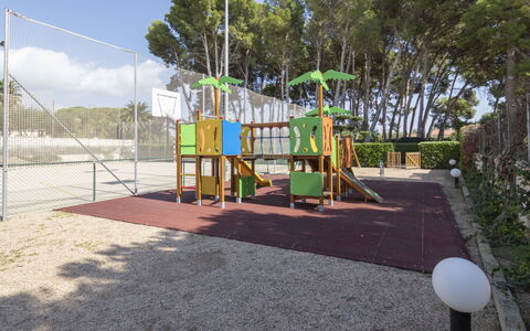 Cambrils 600: Cielo, Pianta, Albero, Manto Stradale, Erba, Asfalto, Shade, Nube, Tempo Libero, Città