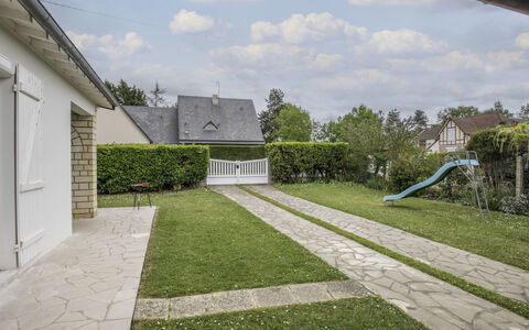 Villa Hélios: Pianta, Cielo, Nube, Giorno, Proprietà, Albero, Manto Stradale, Shade, Porta, Erba