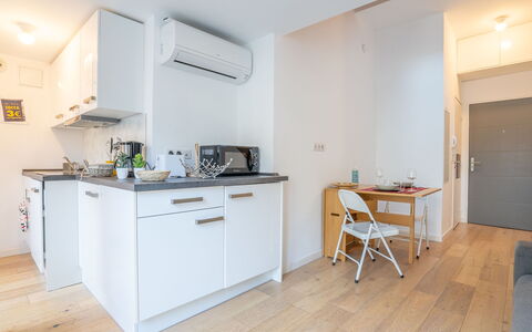 Wilson: Cabinetry, Costruzione, Legna, Controsoffitto, Interior Design, Pavimentazione, Elettrodomestico Da Cucina, Cucina, Cucina Stufa, Casa