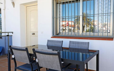 Solimar Cambrils: Tavolo, Proprietà, Mobilia, Sedia, Blu, Legna, Finestra, Costruzione, Interior Design, Pavimento