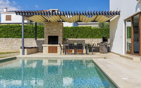 Luna Nera: Acqua, Proprietà, Pianta, Piscina, Azzurro, Cielo, Shade, Mobili Da Esterno, Interior Design, Sedia