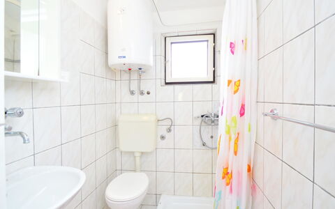Johanna: Idraulico Fixture, Lavello, Proprietà, Lavandino Del Bagno, Costruzione, Gabinetto, Toilet Seat, Viola, Rubinetto, Bagno