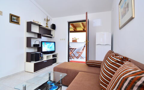 Johanna: Cornice, Divano, Mobilia, Proprietà, Tavolo, Soggiorno, Comfort, Legna, Illuminazione, Interior Design