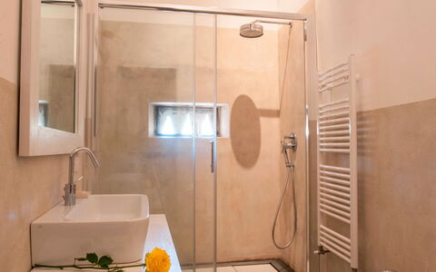 Casale Porano: Bagno, Proprietà, Camera, Idraulico Fixture, Interior Design, Piastrella, Porta, Immobiliare, Architettura, Costruzione