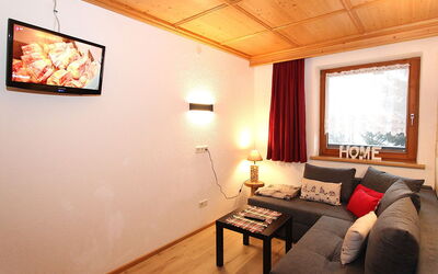 Anita 180.3: Mobilia, Interior Design, Legna, Soffitto, Camera, Pavimentazione, Pavimento, Casa, Soggiorno, Televisione