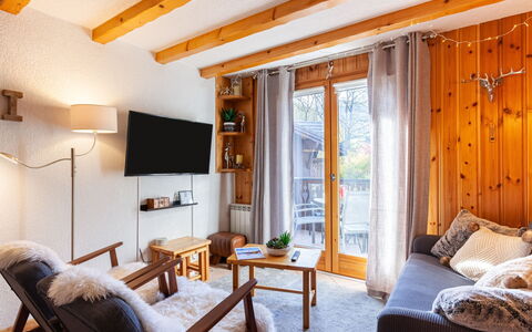 Les Huskies: Tavolo, Proprietà, Mobilia, Comfort, Legna, Divano, Finestra, Illuminazione, Interior Design, Arancia