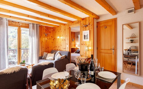 Les Huskies: Tavolo, Mobilia, Proprietà, Sedia, Cornice, Arancia, Illuminazione, Interior Design, Pavimento, Legna