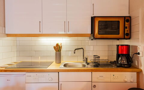 Les Huskies: Marrone, Cabinetry, Lavandino Della Cucina, Controsoffitto, Proprietà, Lavello, Elettrodomestico Da Cucina, Rubinetto, Cucina Stufa, Cucina