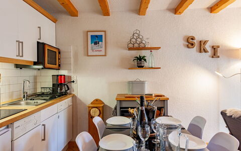Les Huskies: Proprietà, Mobilia, Cabinetry, Cornice, Tavolo, Sedia, Lavello, Interior Design, Legna, Costruzione