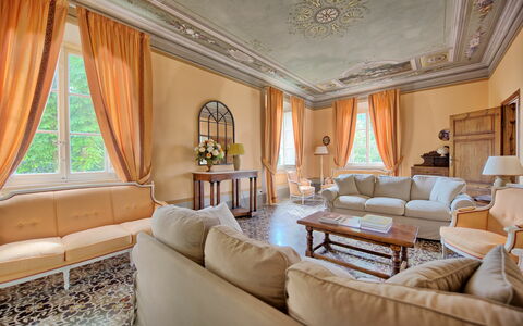 Villa Fiamma: Tavolo, Divano, Mobilia, Cornice, Proprietà, Comfort, Costruzione, Sedia, Soggiorno, Tessile