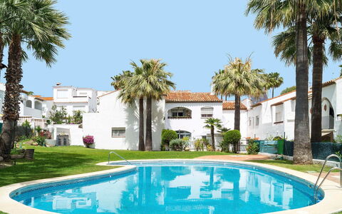 Villas de Madrid: Pianta, Acqua, Giorno, Cielo, Proprietà, Costruzione, Verde, Blu, Azzurro, Albero