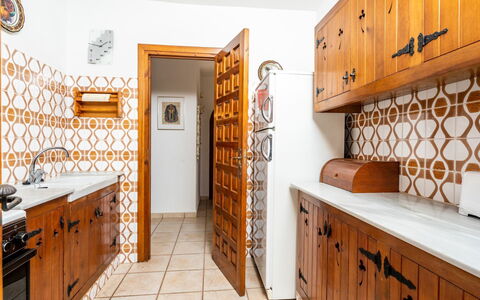 Zindel: Cabinetry, Mobilia, Proprietà, Cassetto, Legna, Arancia, Illuminazione, Interior Design, Cucina, Pavimentazione