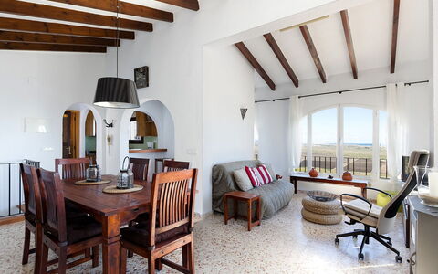 Villa Flores: Mobilia, Proprietà, Tavolo, Finestra, Legna, Costruzione, Interior Design, Casa, Soggiorno, Pavimento