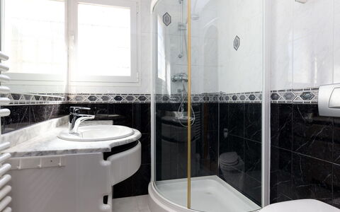 Villa Flores: Rubinetto, Idraulico Fixture, Lavandino Del Bagno, Lavello, Specchio, Bagno, Costruzione, Doccia, Finestra, Pavimento
