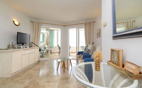 Orellana: Mobilia, Cabinetry, Proprietà, Costruzione, Sedia, Cornice, Legna, Controsoffitto, Soggiorno, Interior Design