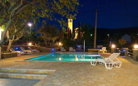 Villa Luka: Acqua, Proprietà, Pianta, Piscina, Cielo, Luce, Azzurro, Albero, Street Luce, Illuminazione