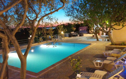 Villa Luka: Acqua, Pianta, Mobilia, Proprietà, Piscina, Sedia, Natura, Azzurro, Cielo, Albero
