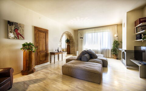 Villa Piazza Della Fortezza: Camera, Interior Design, Mobilia, Proprietà, Pavimento, Costruzione, Pavimento In Legno, Camera Da Letto, Soggiorno, Pavimento Laminato