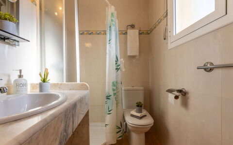 Teresa: Idraulico Fixture, Proprietà, Lavello, Rubinetto, Specchio, Bagno, Lavandino Del Bagno, Viola, Interior Design, Architettura