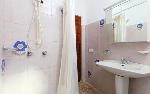 Casa Negrita: Rubinetto, Idraulico Fixture, Specchio, Lavello, Proprietà, Soffione Doccia, Lavandino Del Bagno, Bagno, Azzurro, Viola
