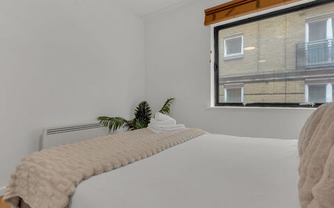 Globe View: Interior Design, Parete, Camera Da Letto, Legna, Mobilia, Biancheria, Letto, Pavimento, Camera, Bedding