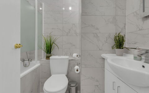 Globe View: Toilet Seat, Bagno, Gabinetto, Idraulico Fixture, Parete, Pavimentazione, Interior Design, Pavimento, Lavello, Mobiletto Del Bagno