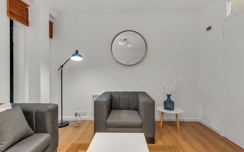 Globe View: Mobilia, Interior Design, Pavimentazione, Parete, Pavimento, Divano, Legna, Soggiorno, Casa, Camera