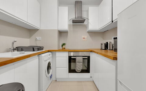 Globe View: Controsoffitto, Cucina, Pavimentazione, Apparecchio Major, Interior Design, Elettrodomestico Da Cucina, Cabinetry, Pavimento, Legna, Soffitto