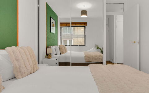 Globe View: Interior Design, Parete, Pavimentazione, Camera Da Letto, Pavimento, Legna, Letto, Biancheria, Lenzuolo, Soffitto