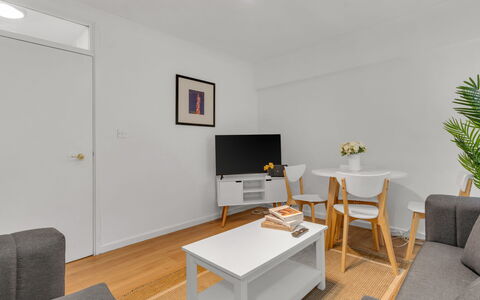 Globe View: Interior Design, Mobilia, Pavimentazione, Pavimento, Legna, Soffitto, Divano, Camera, Pavimento In Legno, Soggiorno