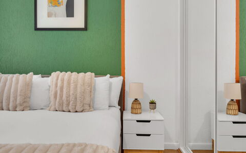 Globe View: Mobilia, Letto, Camera Da Letto, Interior Design, Bedding, Lenzuolo, Legna, Biancheria, Pavimento, Pavimentazione