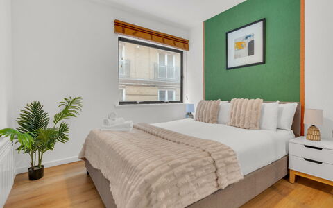 Globe View: Mobilia, Interior Design, Letto, Camera Da Letto, Pavimentazione, Pavimento, Lenzuolo, Bedding, Legna, Camera