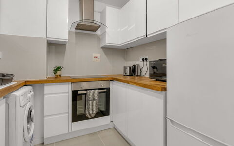 Globe View: Cucina, Controsoffitto, Elettrodomestico Da Cucina, Pavimentazione, Cabinetry, Apparecchio Major, Interior Design, Legna, Pavimento, Soffitto