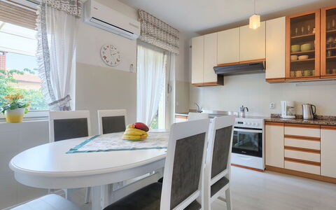 Villa Toni: Proprietà, Camera, Mobilia, Costruzione, Cucina, Interior Design, Casa, Giallo, Immobiliare, Cabinetry