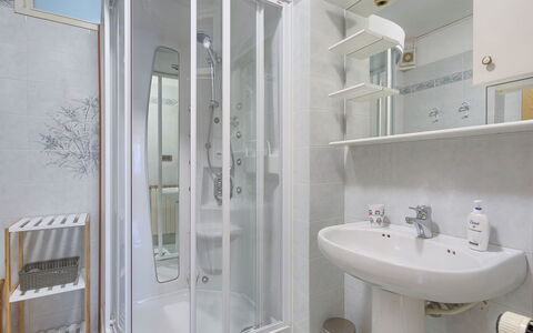 Villa Toni: Specchio, Rubinetto, Idraulico Fixture, Lavello, Proprietà, Costruzione, Lavandino Del Bagno, Bagno, Interior Design, Viola