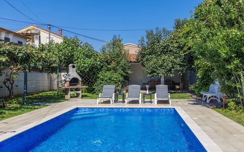 Villa Toni: Pianta, Acqua, Cielo, Proprietà, Blu, Piscina, Verde, Azzurro, Costruzione, Albero
