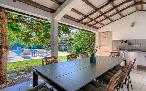 Villa Toni: Tavolo, Proprietà, Mobilia, Pianta, Sedia, Finestra, Illuminazione, Architettura, Shade, Interior Design