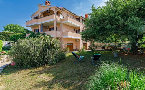 Poreč 307: Pianta, Cielo, Costruzione, Proprietà, Finestra, Azzurro, Albero, Nube, Lotto, Casa
